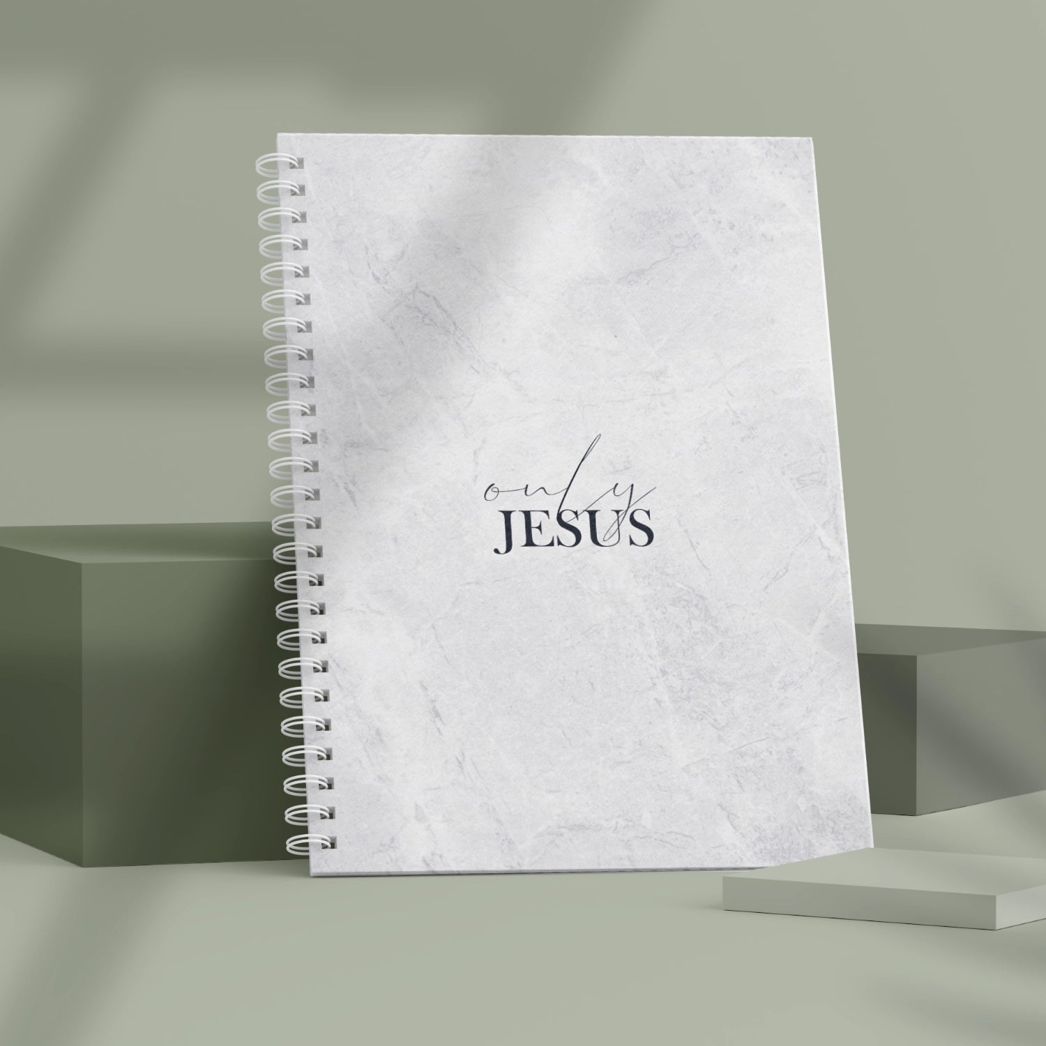 Nahaufnahme des 'Only Jesus' Notizbuchs, ideal für Notizen während der Predigt.