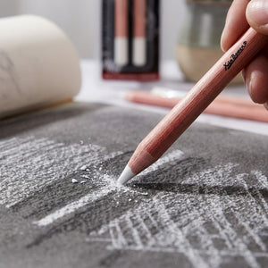 White Charcoal Pencil beim Zeichnen auf dunklem Papier
