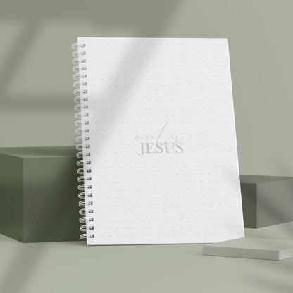 Innenteil von einem christlichen Notizbuch 'Only Jesus' mit Spiralbindung, ideal für Notizen und Skizzen.
